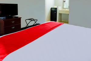 Μια τηλεόραση ή/και κέντρο ψυχαγωγίας στο Cypress Inn & Suites Washington by OYO