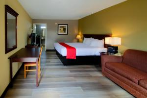 Ένα ή περισσότερα κρεβάτια σε δωμάτιο στο Cypress Inn & Suites Washington by OYO