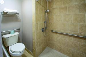 Ένα μπάνιο στο Cypress Inn & Suites Washington by OYO