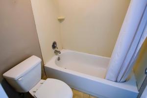 Ένα μπάνιο στο Cypress Inn & Suites Washington by OYO