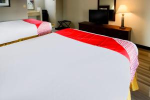 Ένα ή περισσότερα κρεβάτια σε δωμάτιο στο Cypress Inn & Suites Washington by OYO