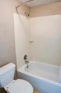 Ένα μπάνιο στο Cypress Inn & Suites Washington by OYO