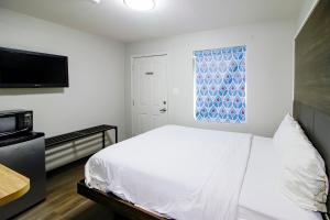 Ένα ή περισσότερα κρεβάτια σε δωμάτιο στο OYO Hotel Sulphur LA Hwy 90 West +18 φωτογραφίες