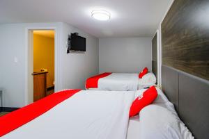 Ένα ή περισσότερα κρεβάτια σε δωμάτιο στο OYO Hotel Sulphur LA Hwy 90 West