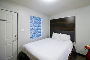 Ένα ή περισσότερα κρεβάτια σε δωμάτιο στο OYO Hotel Sulphur LA Hwy 90 West