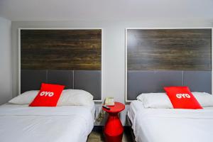 Ένα ή περισσότερα κρεβάτια σε δωμάτιο στο OYO Hotel Sulphur LA Hwy 90 West