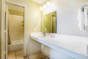 Koupelna v ubytování OYO Hotel Jacksboro TX - Fort Richardson