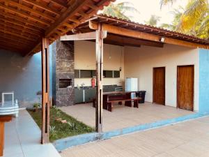 科鲁里皮Miai Casa de campo的户外庭院设有木制凉亭 更多5张照片