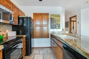 Η κουζίνα ή μικρή κουζίνα στο H177 - Hamilton Cove Villa 1-77