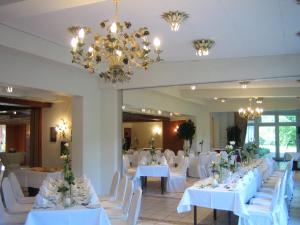 Veitingastaður eða matsölustaður á Kleinhuis Hotel Mellingburger Schleuse