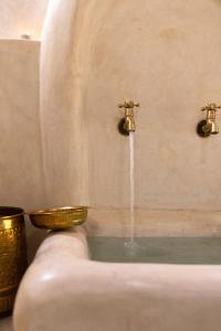 Ванная комната в Mama Lova Hôtel, Riad, Restaurant & Spa