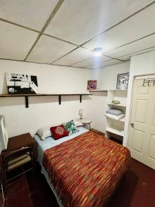 Un dormitorio con una cama y una mesa dentro. en Natural Mystic, en Santa Ana
