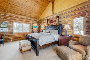 Un dormitorio con una cama en una cabaña de troncos en Lake Fork Lodge, en McCall