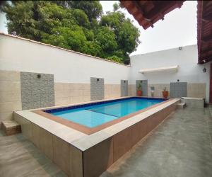 a swimming pool in the middle of a house at POUSADA e HOTEL FLORESTA AMAZÔNICA in Nova Emprêsa