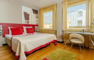 Un pat sau paturi într-o cameră la Original Sokos Hotel Albert