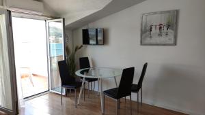 Televízia a/alebo spoločenská miestnosť v ubytovaní Apartments Kapetanovi Dvori