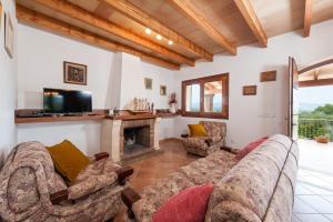 sala de estar con 2 sofás y chimenea en Ca Na Siona (Es Turonet), en Alcudia