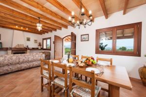 cocina y comedor con mesa y sillas en Ca Na Siona (Es Turonet), en Alcudia