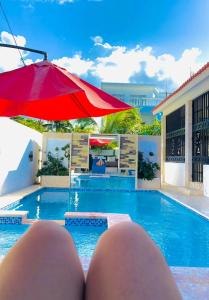 キャバレテにあるVilla luxury Cabareteの水中の水中のスイミングプールの横にある者