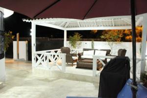 キャバレテにあるVilla luxury Cabareteの白いパーゴラ(ソファ、椅子付)