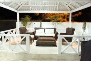 キャバレテにあるVilla luxury Cabareteのパティオ(椅子2脚、ソファ、テーブル付)