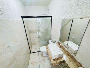 Un baño con inodoro, lavabo y ducha. en Ap no Derby com garagem e ar, en Sobral