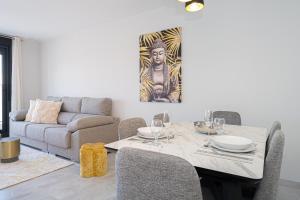 ein Wohnzimmer mit Tisch und Couch in der Unterkunft Casa Clara in Villacosta