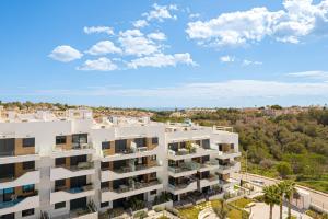 eine Luftansicht eines weißen Apartmentgebäudes in der Unterkunft Casa Clara in Villacosta