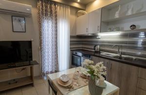 コザニにあるXenia_Apartments A6のキッチン(花のテーブル付) +47枚の写真