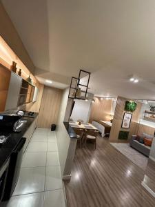 a room with a kitchen and a living room at Melhor cidade do Brasil! Melhor apto. do Brasil! in Sorocaba