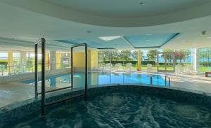 Bazén v ubytování Club 218 Prémium Wellness Apartman nebo v jeho okolí