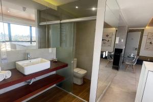 Um banheiro em Reserva Madero Loft Natal Hotel