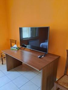 A television and/or entertainment centre at Appartamento Via Bixio