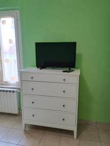 A television and/or entertainment centre at Appartamento Via Bixio