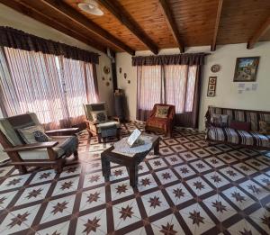 a large living room with chairs and a table at El chalet del valle in El Mollar