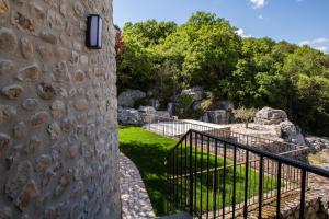 a stone wall with a staircase leading up to a garden at Domaine le C4 - restaurant et gîte d'exception familial avec terrasse Ardèche in Casteljau