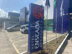 a sign in front of a parking lot at Hotel Enseada Aeroporto in Recife
