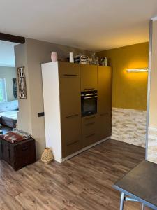 Η κουζίνα ή μικρή κουζίνα στο Wunderschöne Ferienwohnung mit Kamin in Göritz 07927 Hirschberg