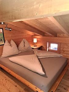 Łóżko lub łóżka w pokoju w obiekcie Gemütliches Ferienhaus mit Holzofen und Sauna