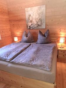 Łóżko lub łóżka w pokoju w obiekcie Gemütliches Ferienhaus mit Holzofen und Sauna