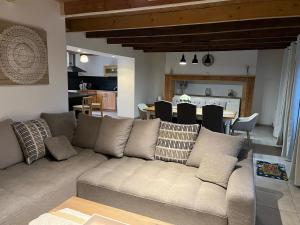 un salon avec un canapé et une cuisine dans l'établissement La maison de la Terre d Opale, à Saint-Inglevert