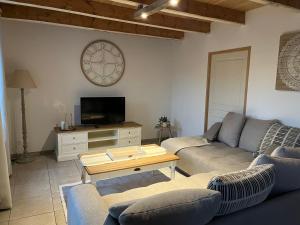 un salon avec un canapé et une table dans l'établissement La maison de la Terre d Opale, à Saint-Inglevert