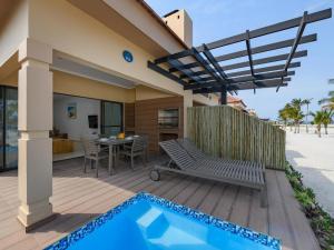 Bazén v ubytování Beachfront Luxury Villa - Private Pool & Sunset Views nebo v jeho okolí