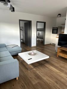 a living room with a couch and a coffee table at Bei Haags in Gommersheim