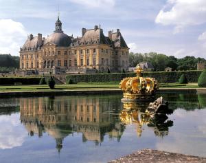 a large building with a fountain in the middle of a pond at Appartement proche gare de Melun in Melun