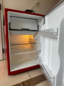 einem leeren Kühlschrank mit offener Tür in der Küche in der Unterkunft Monoambiente en Costanera Posadas Misiones in Posadas