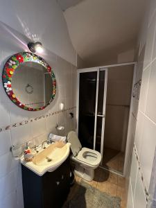 ein Badezimmer mit Toilette, Waschbecken und Spiegel in der Unterkunft Monoambiente en Costanera Posadas Misiones in Posadas + 3 Fotos