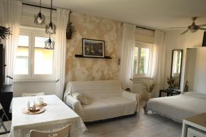 salon z kanapą i łóżkiem w obiekcie Moneglia mare e relax w mieście Moneglia