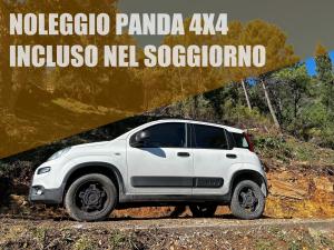 una macchina bianca parcheggiata su una strada sterrata di Podere del Pari a Calci