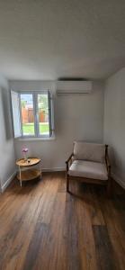 蓬塔德尔加达Refúgio das Marés的一间配有沙发、桌子和窗户的客房